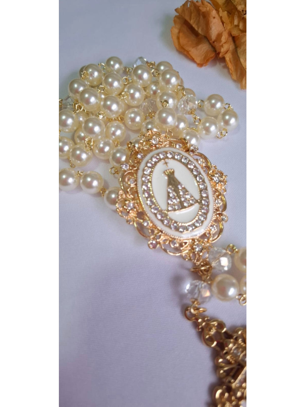Terço de Noiva de Nossa Senhora Aparecida Resina Fundo Branco e Strass Ateliê Fernanda Cristina