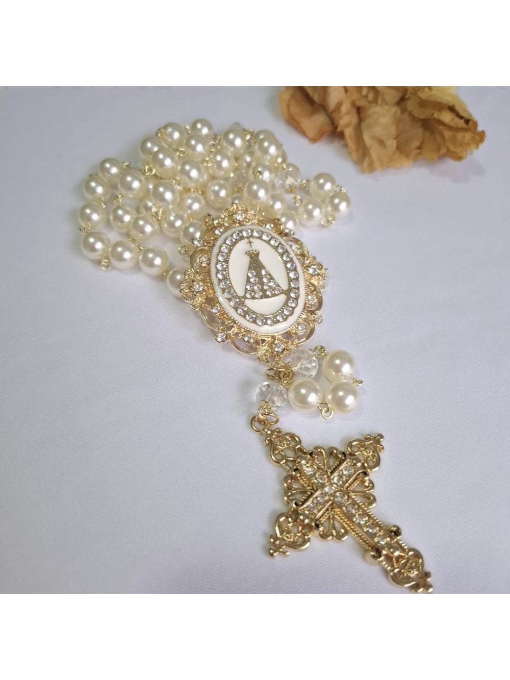 Terço de Noiva de Nossa Senhora Aparecida Resina Fundo Branco e Strass Ateliê Fernanda Cristina