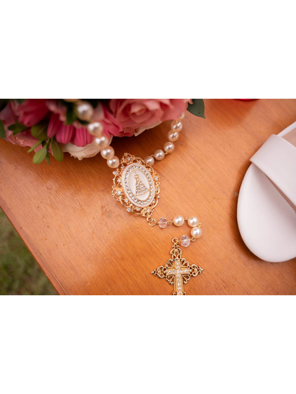 Terço de Noiva de Nossa Senhora Aparecida Resina Fundo Branco e Strass Ateliê Fernanda Cristina