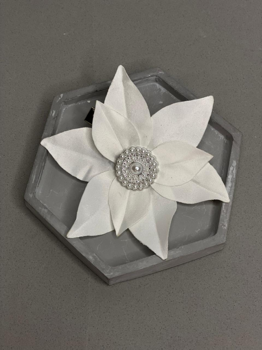 Flor de Cabelo de Noiva Tecido Miolo Bordado Fiancee