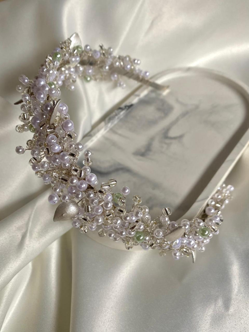 Tiara de pérolas e detalhe em folhas Fiancee