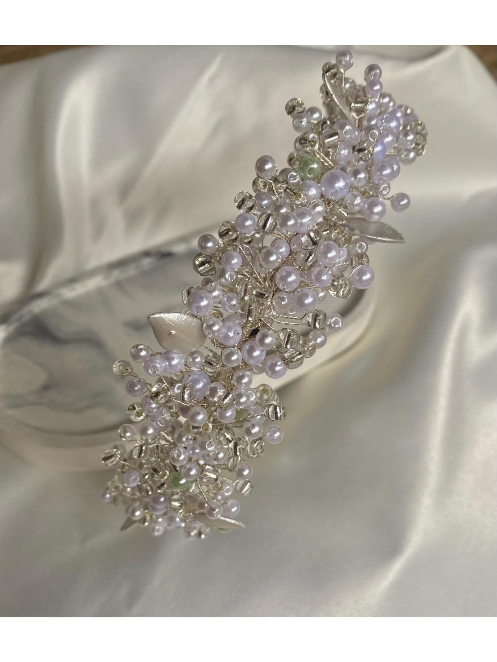 Tiara de pérolas e detalhe em folhas Fiancee