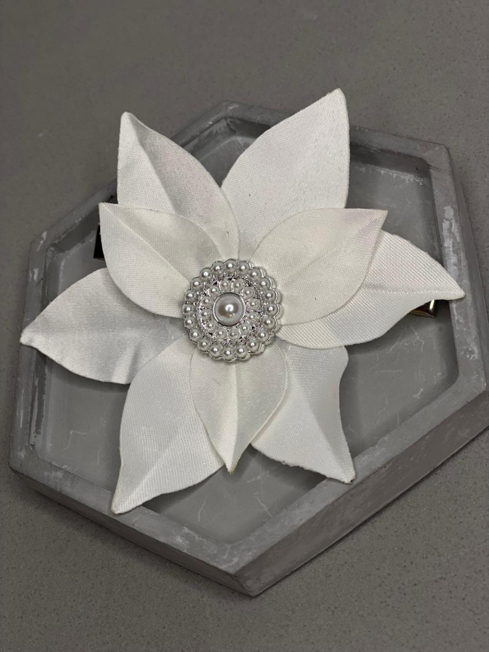 Flor de Cabelo de Noiva Tecido Miolo Bordado Fiancee