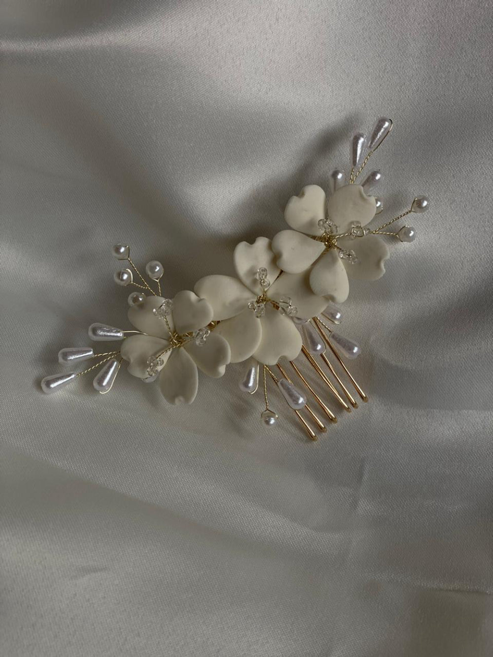 Pente com trio de flores delicadas Fiancee