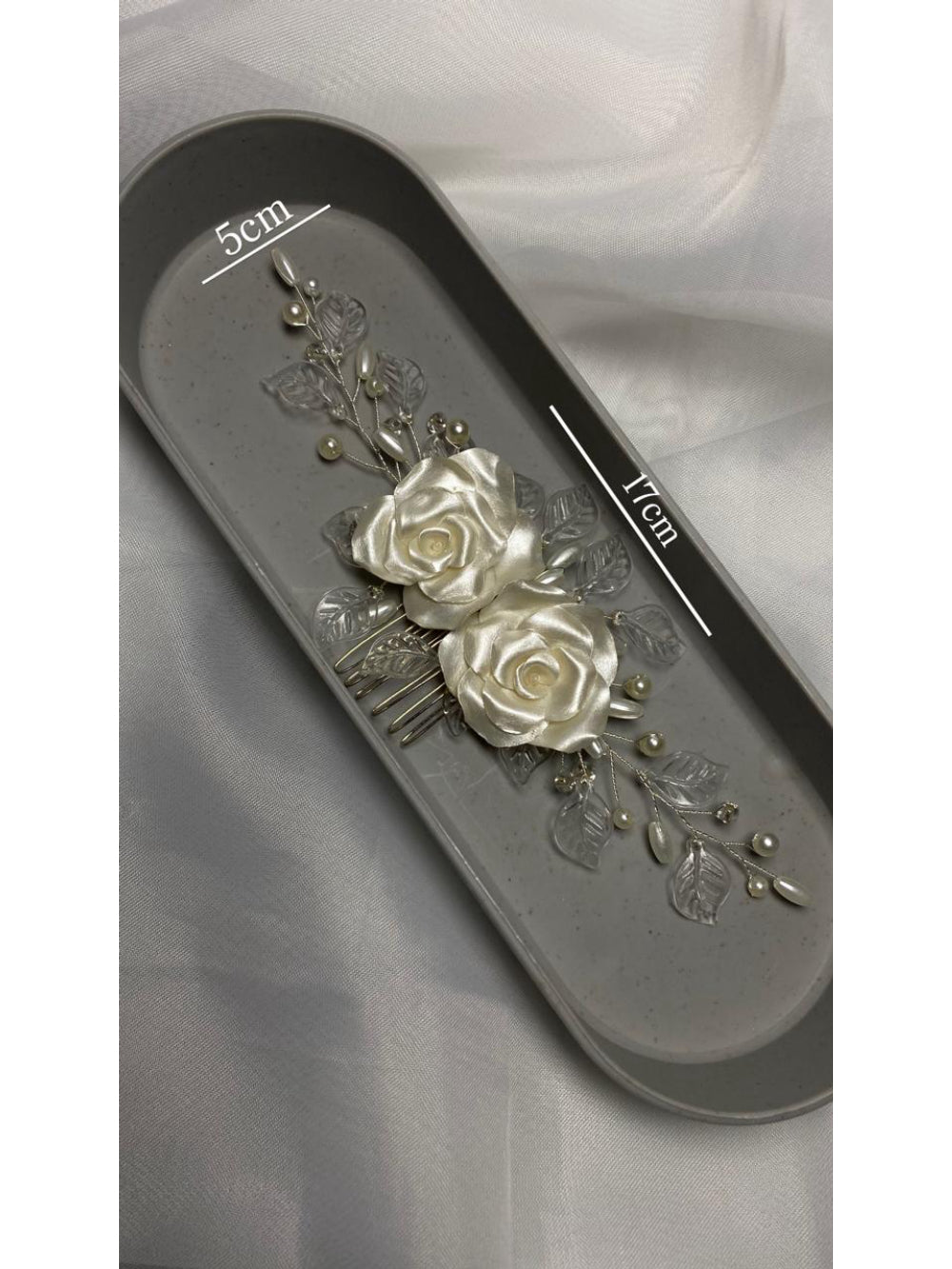 Arranjo de cabelo para noiva com rosas e folhas transparentes  Fiancée