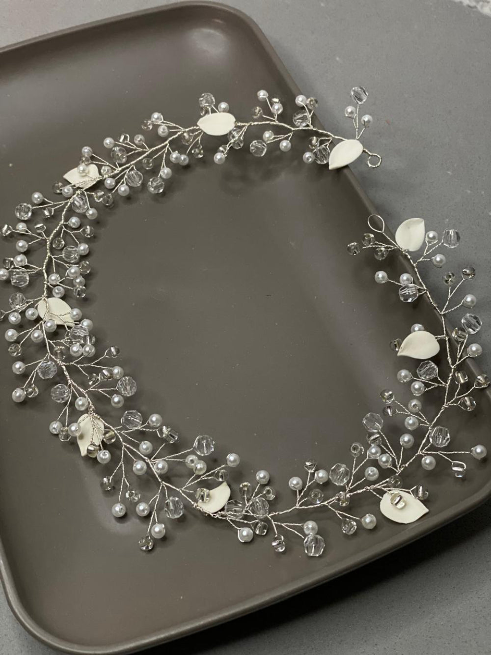 Headbans com detalhe em folhas em porcelana fria Fiancee