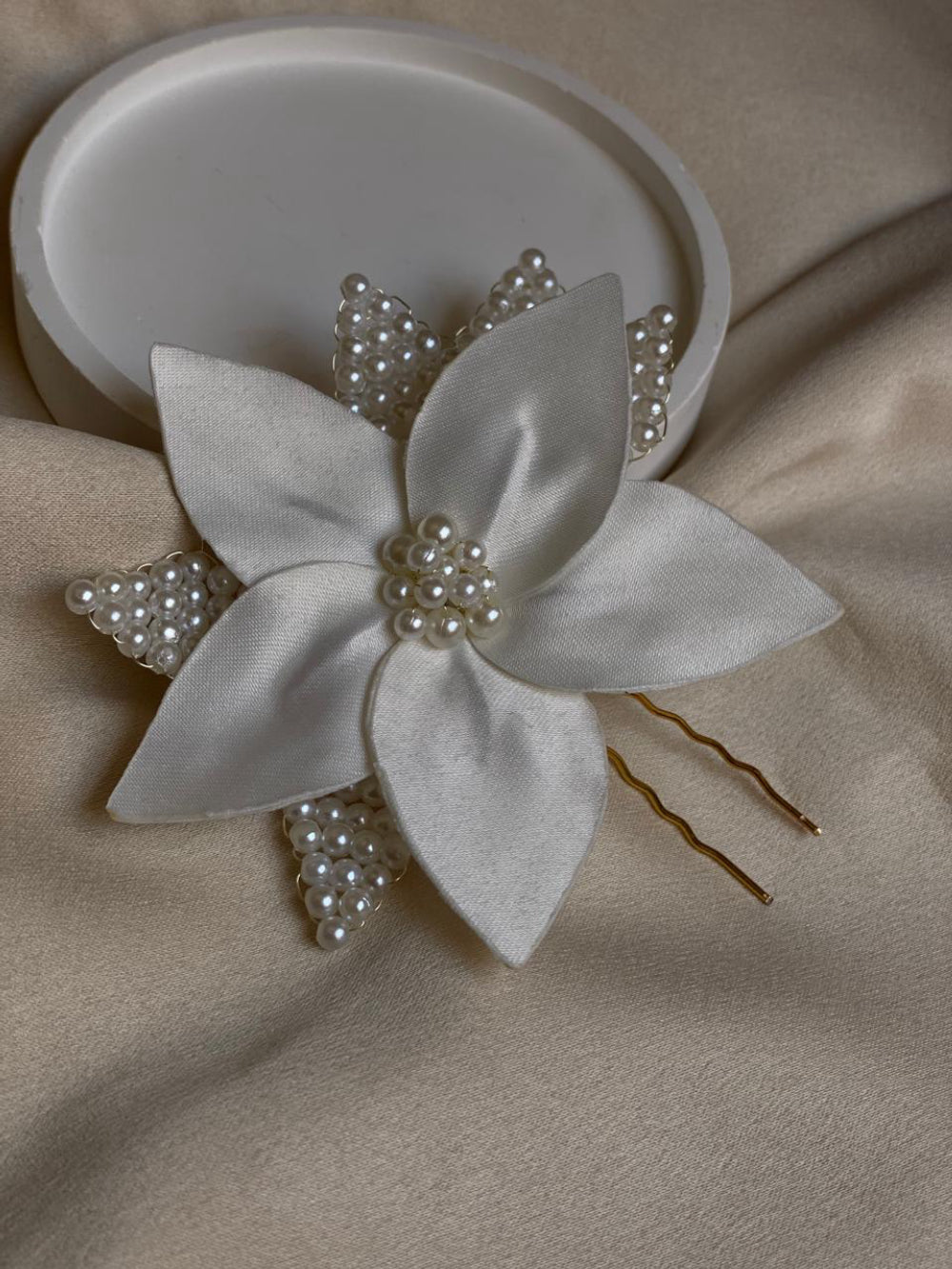 Presilha flor em cetim Fiancée