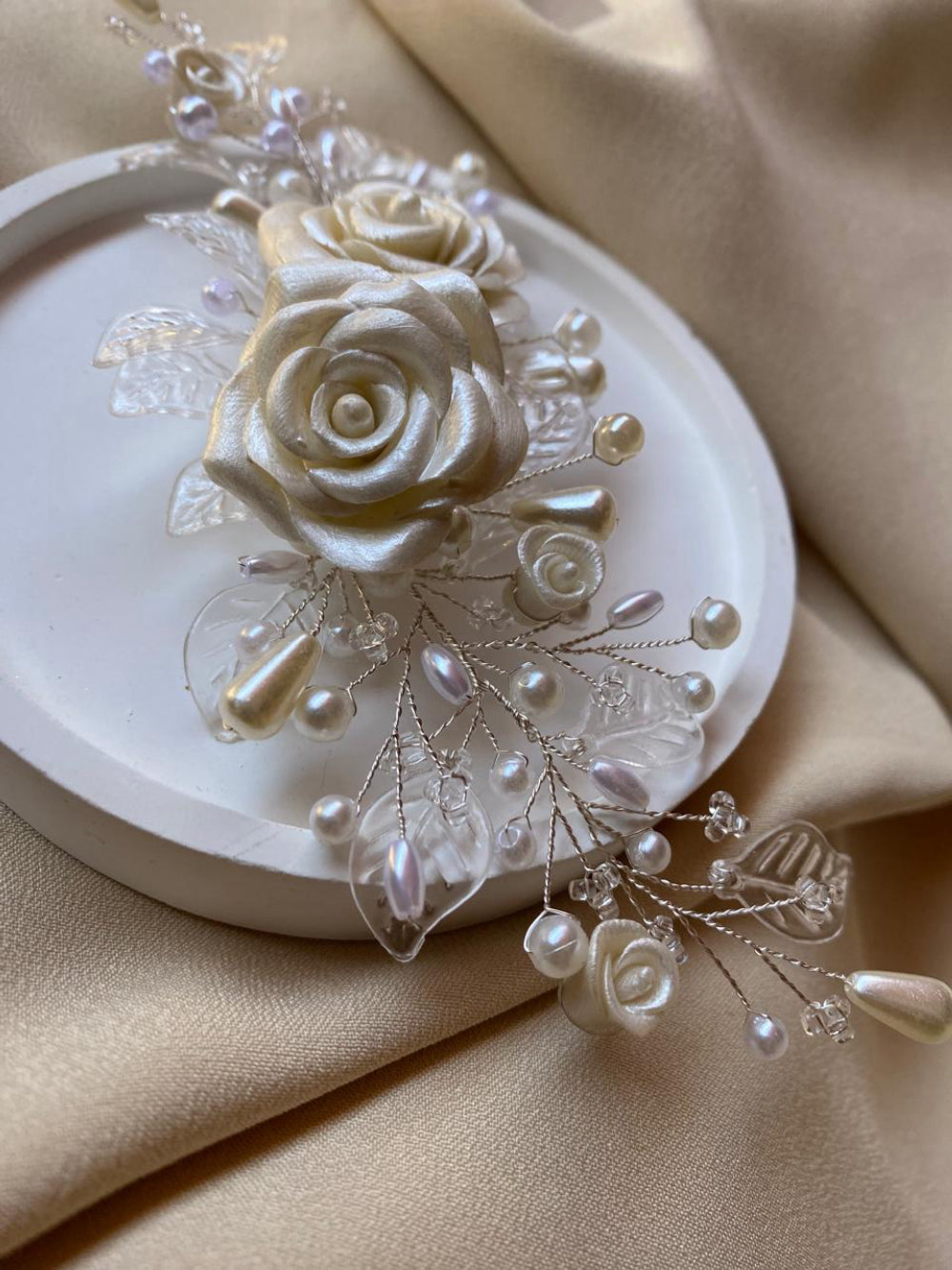 Arranjo de cabelo para noiva com rosas e folhas transparentes  Fiancée