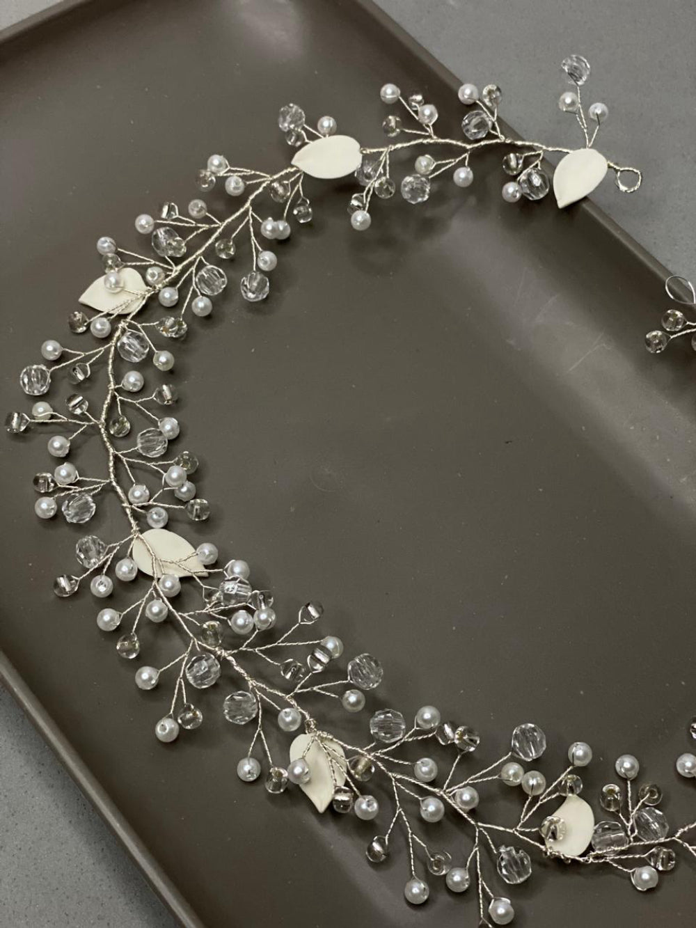 Arranjo estilo tiara para noivas com detalhe floral Fiancée