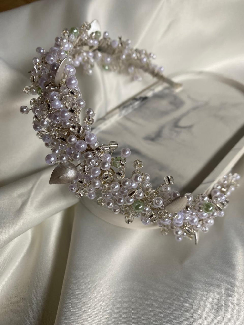 Tiara de pérolas e detalhe em folhas Fiancee