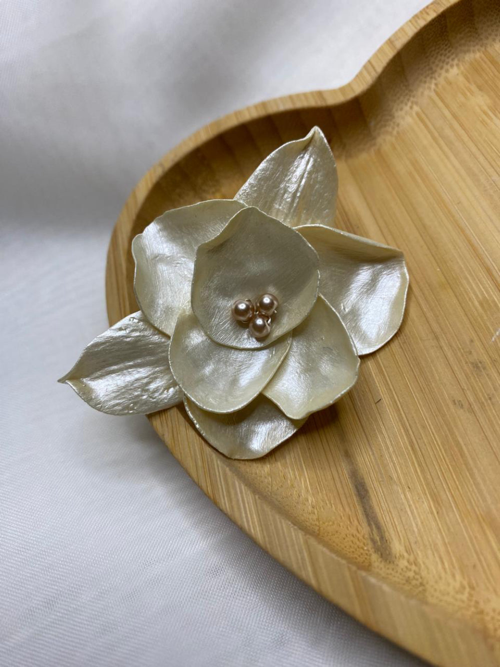Grampo de cabelo para noivas com flor única Fiancée