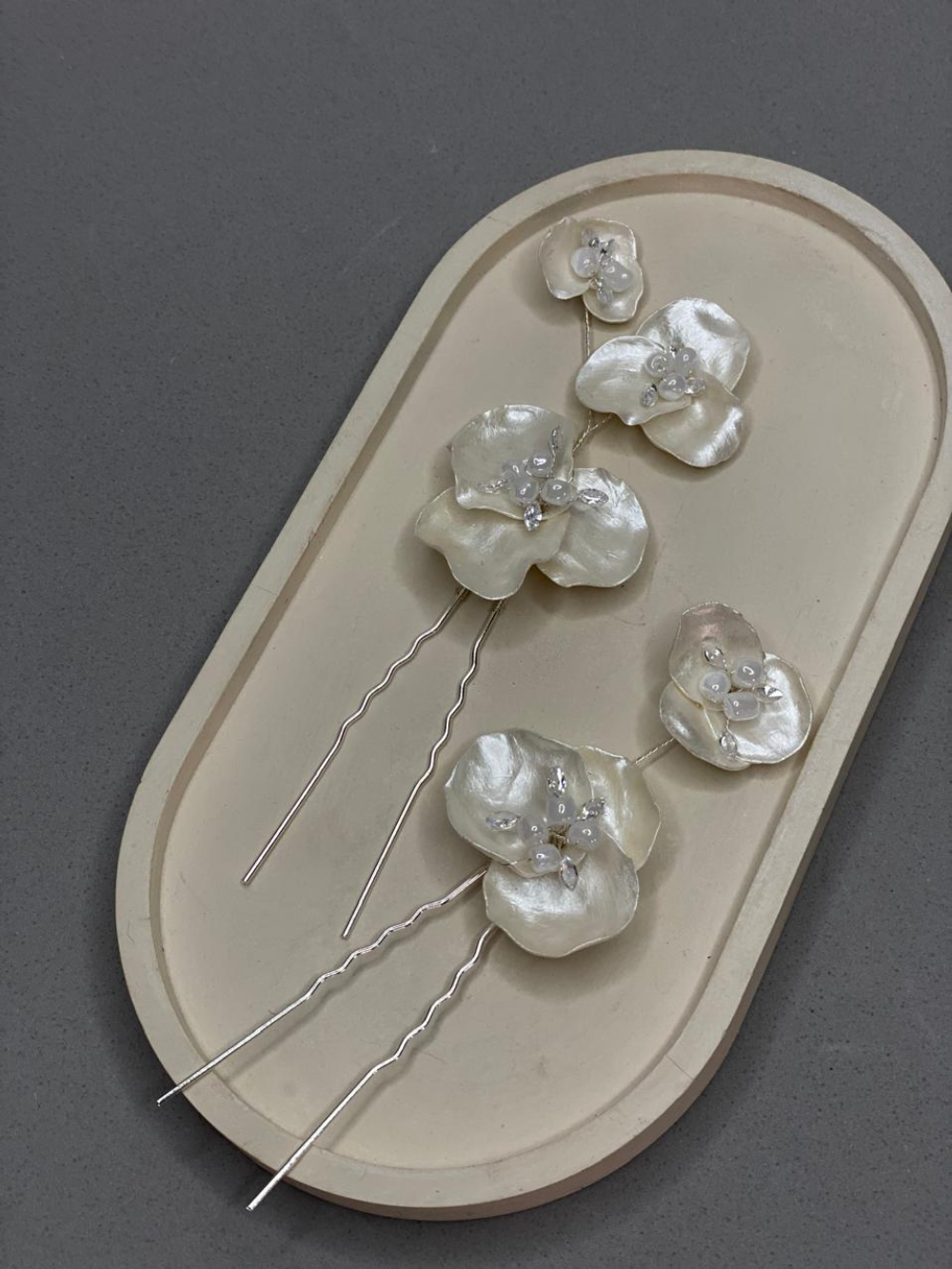 Grampos de Noiva Porcelana Perolado  Fria Fiancee