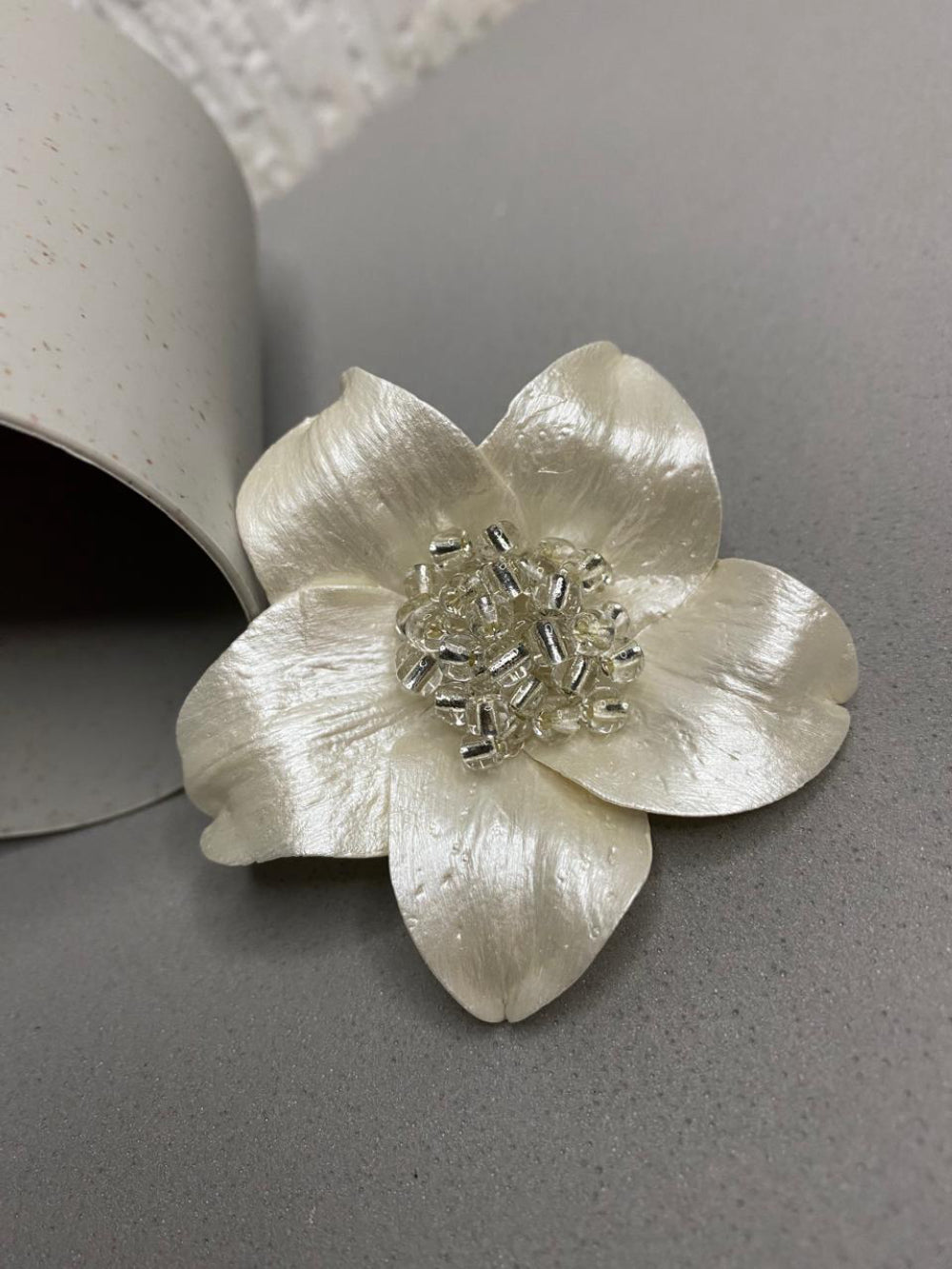 Flor única com Miolo em pedraria Fiancee