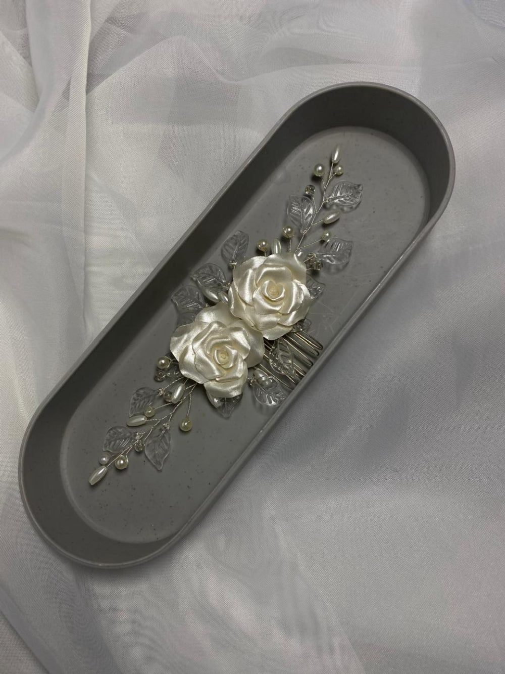 Arranjo de cabelo para noiva com rosas e folhas transparentes  Fiancée