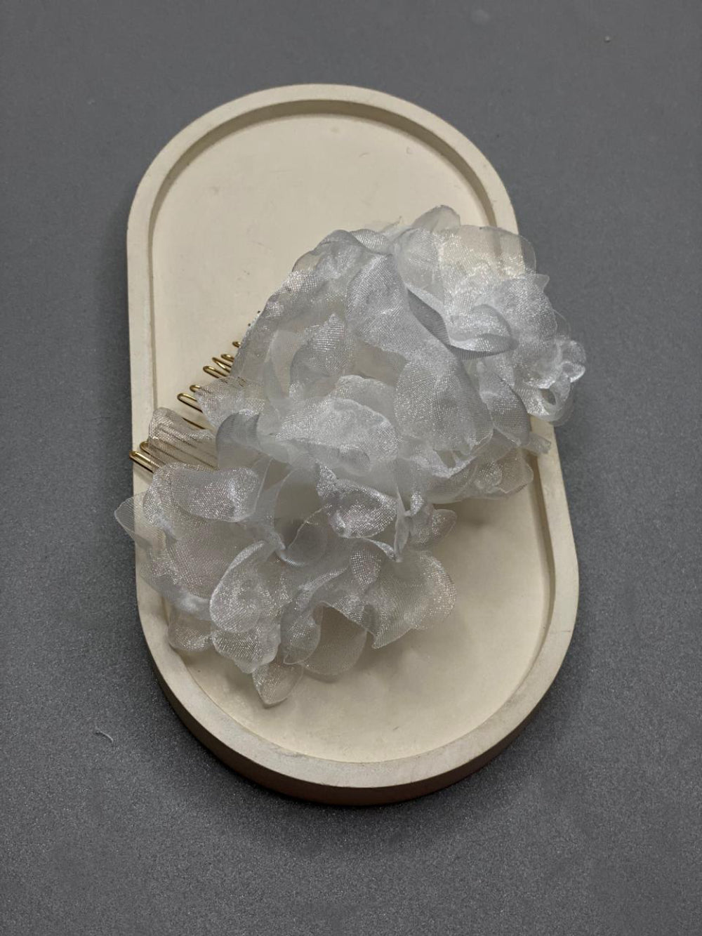 Grinalda floral em tecido para noivas delicadas Fiancée