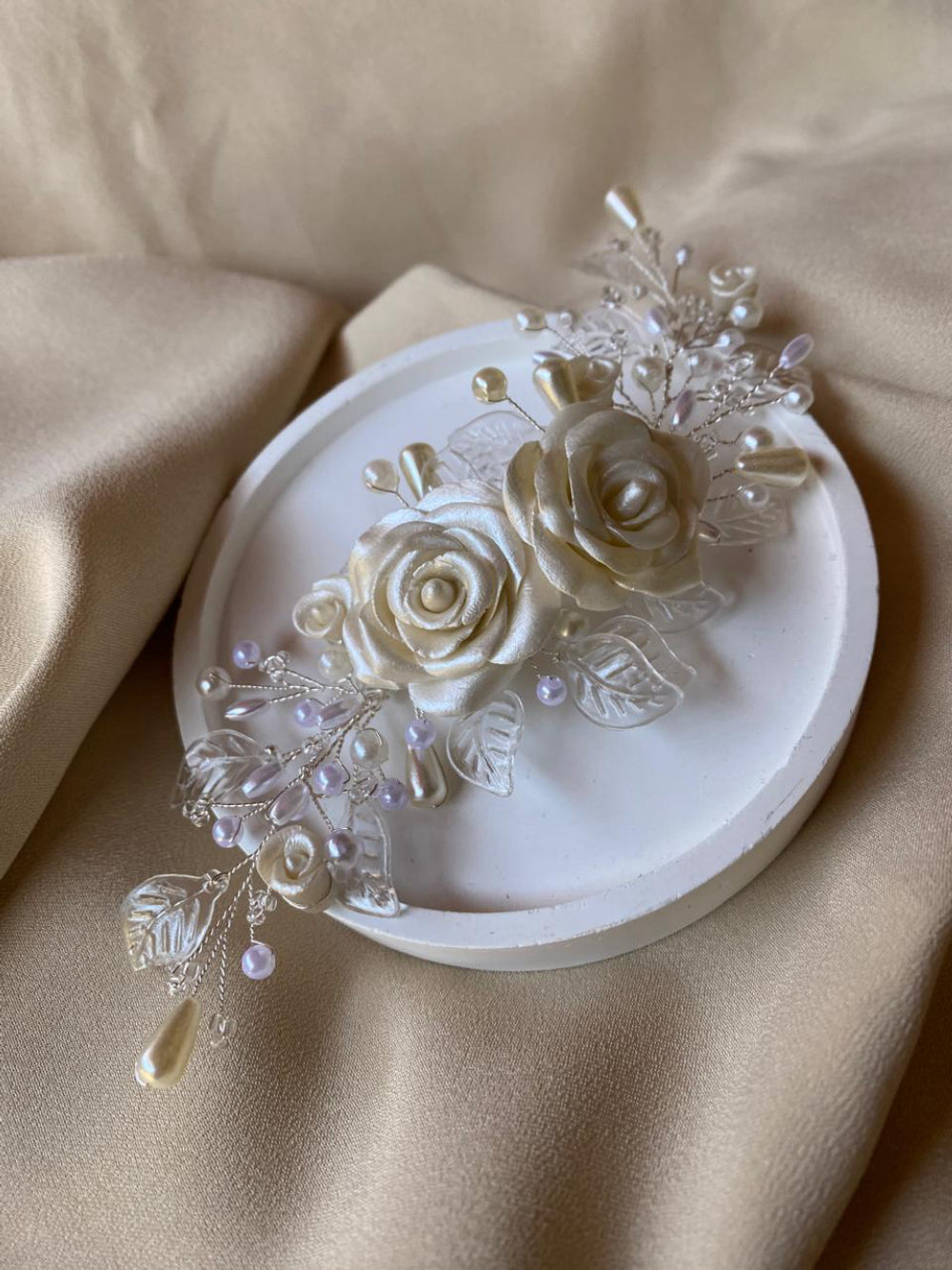 Arranjo de cabelo para noiva com rosas e folhas transparentes  Fiancée