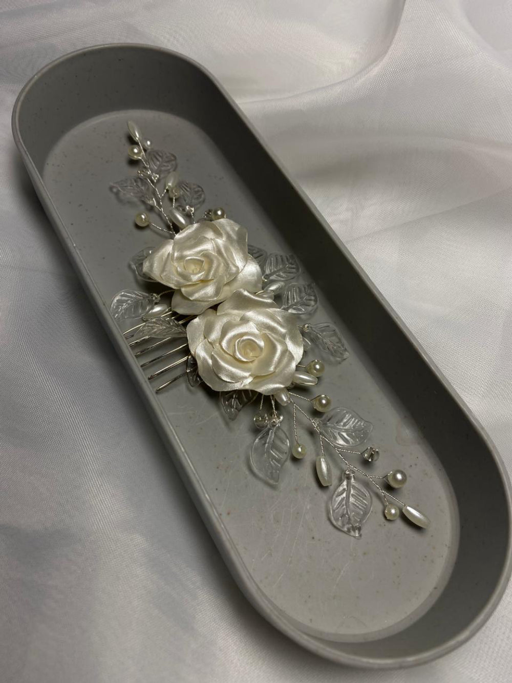 Arranjo de cabelo para noiva com rosas e folhas transparentes  Fiancée