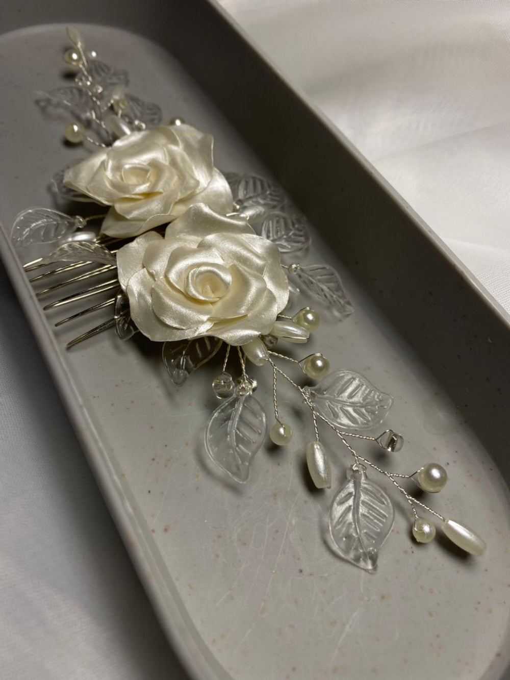 Arranjo de cabelo para noiva com rosas e folhas transparentes  Fiancée