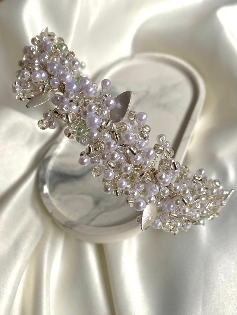 Tiara de pérolas e detalhe em folhas Fiancee