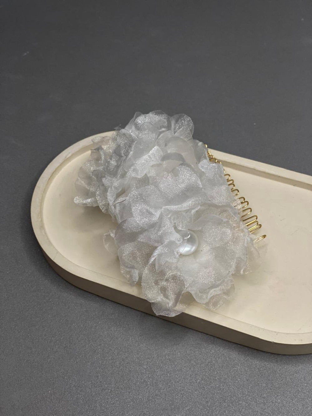 Grinalda floral em tecido para noivas delicadas Fiancée