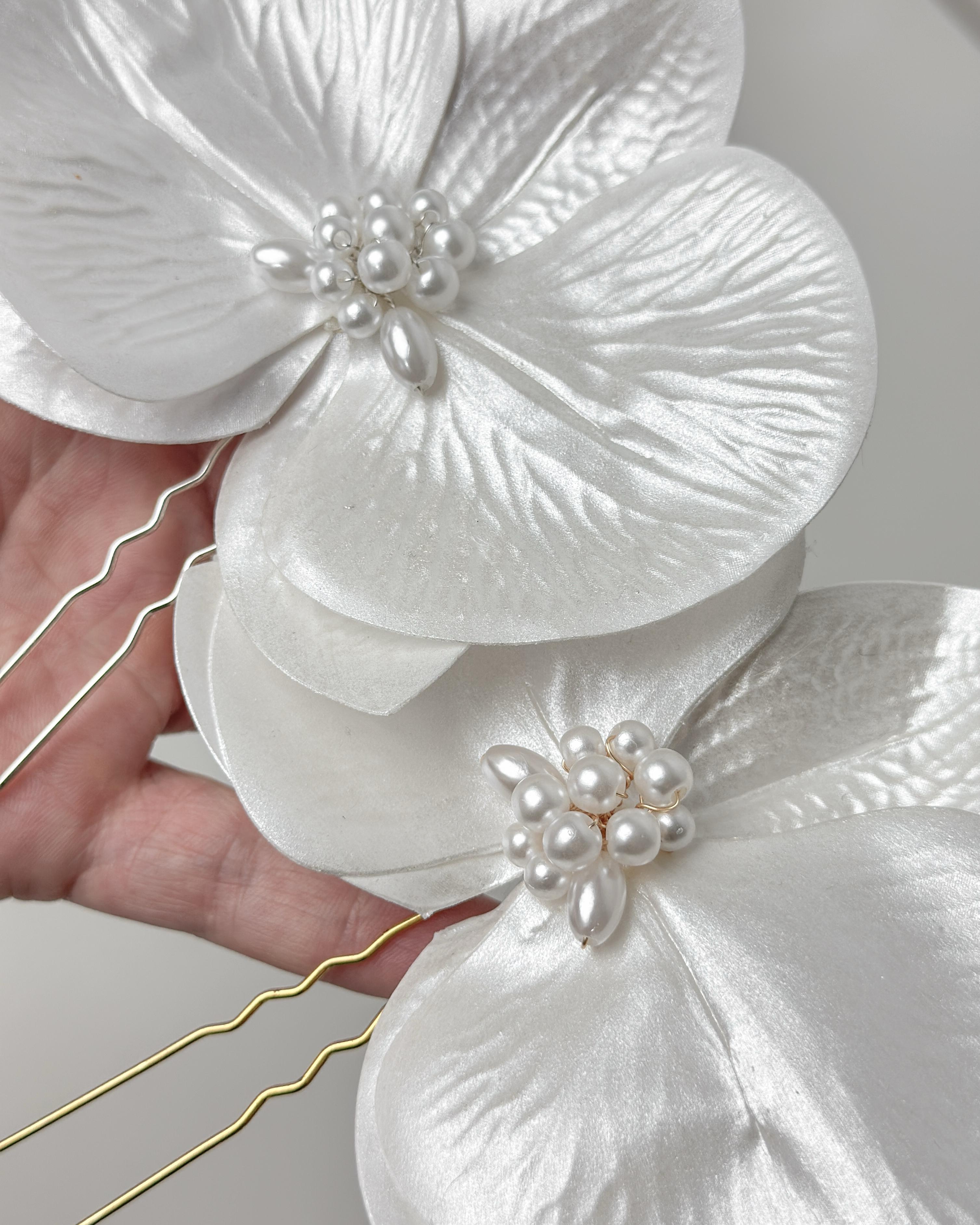 Grampo de Noiva Grinalda Orquídea Mirela miolo em Pérolas Racontti Bride Atelier