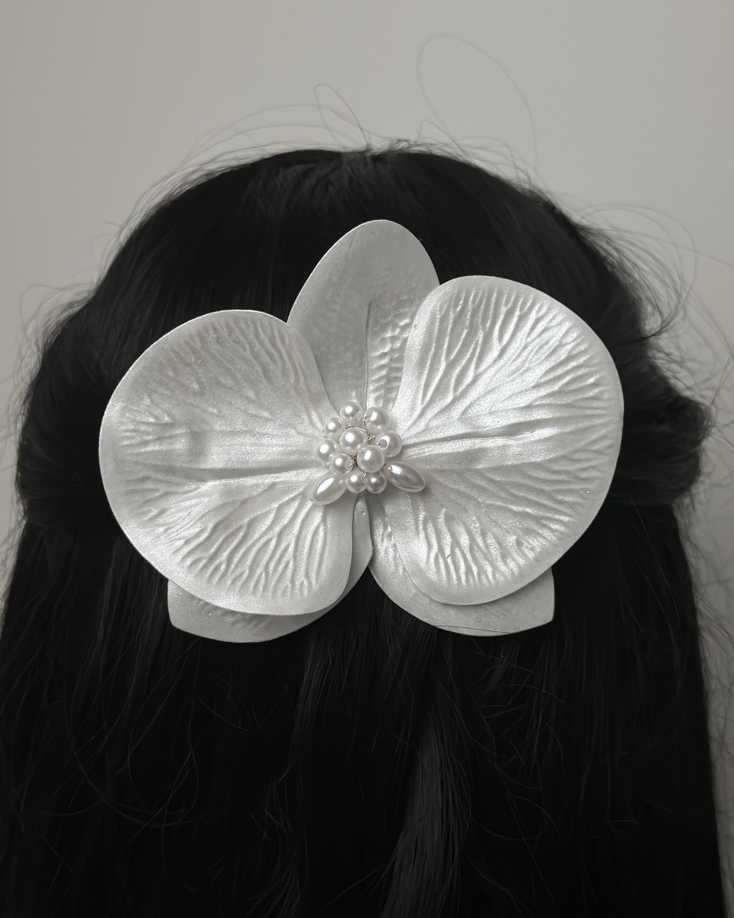 Grampo de Noiva Grinalda Orquídea Mirela miolo em Pérolas Racontti Bride Atelier