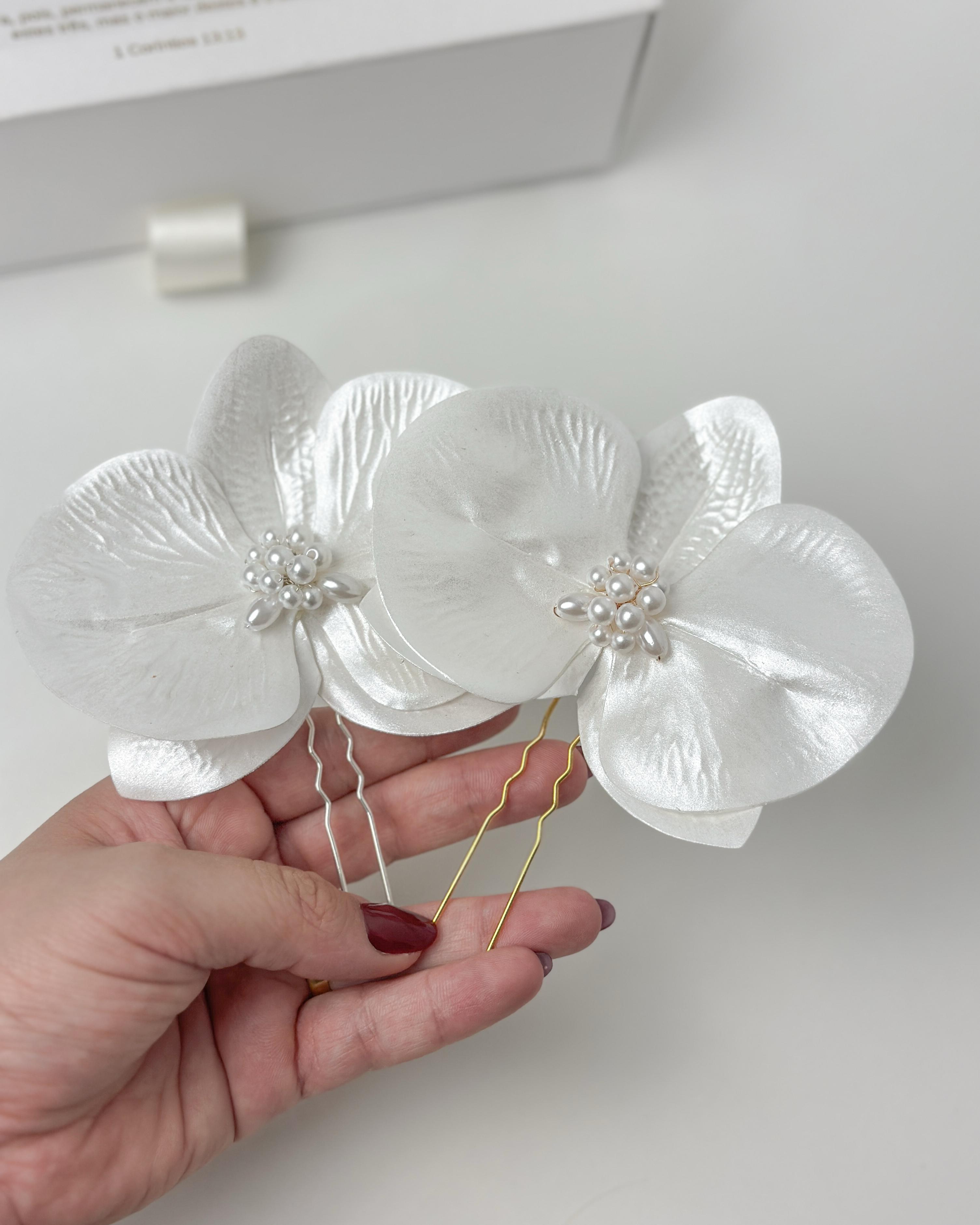 Grampo de Noiva Grinalda Orquídea Mirela miolo em Pérolas Racontti Bride Atelier