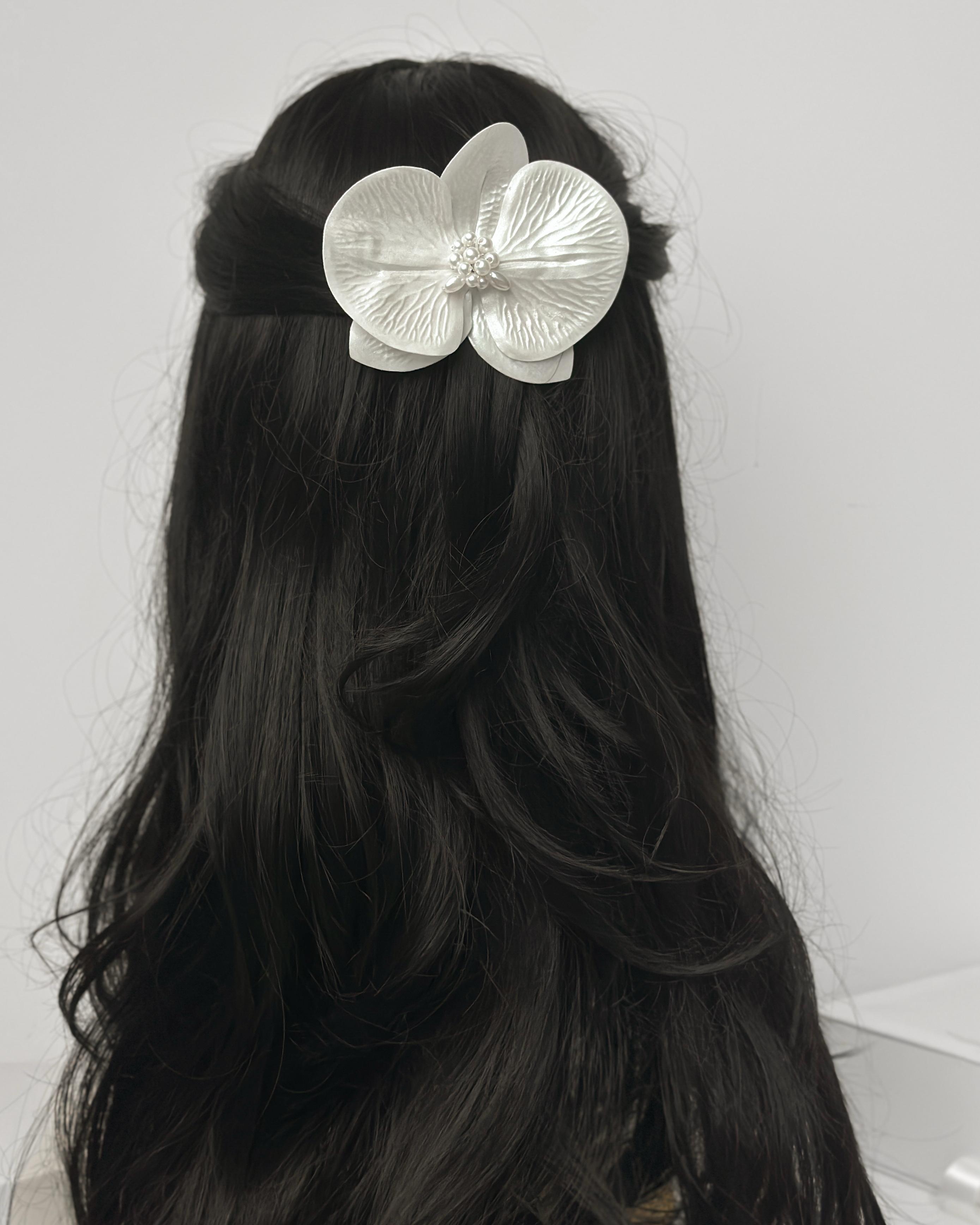 Grampo de Noiva Grinalda Orquídea Mirela miolo em Pérolas Racontti Bride Atelier