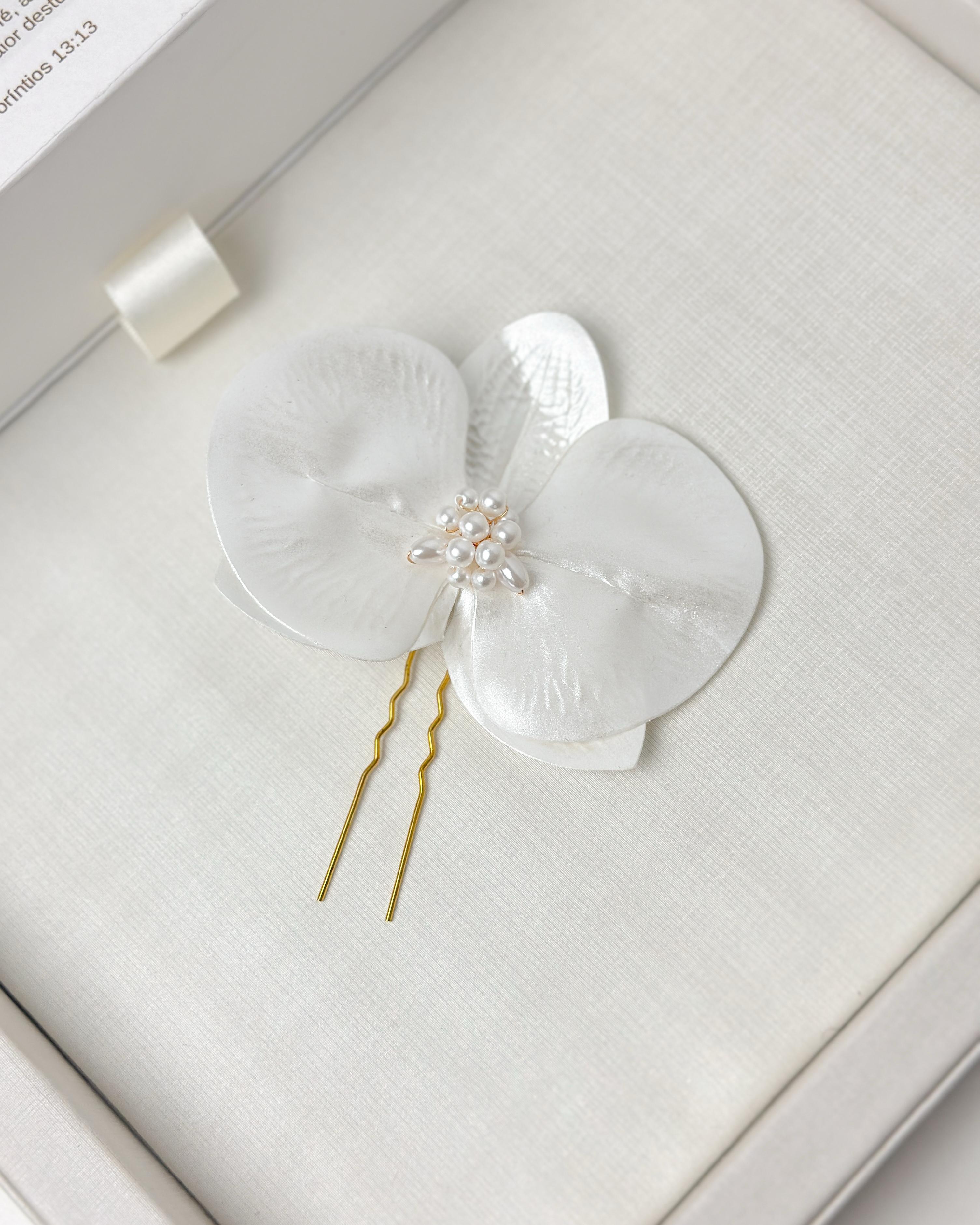 Grampo de Noiva Grinalda Orquídea Mirela miolo em Pérolas Racontti Bride Atelier