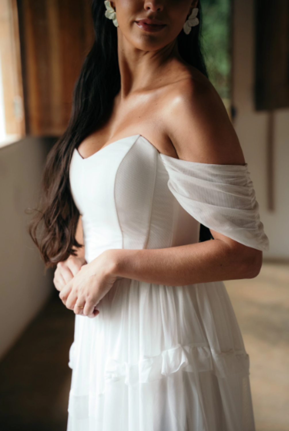 Vestido com Mangas Princesa e Saia com Babados  Off White Serena Wear