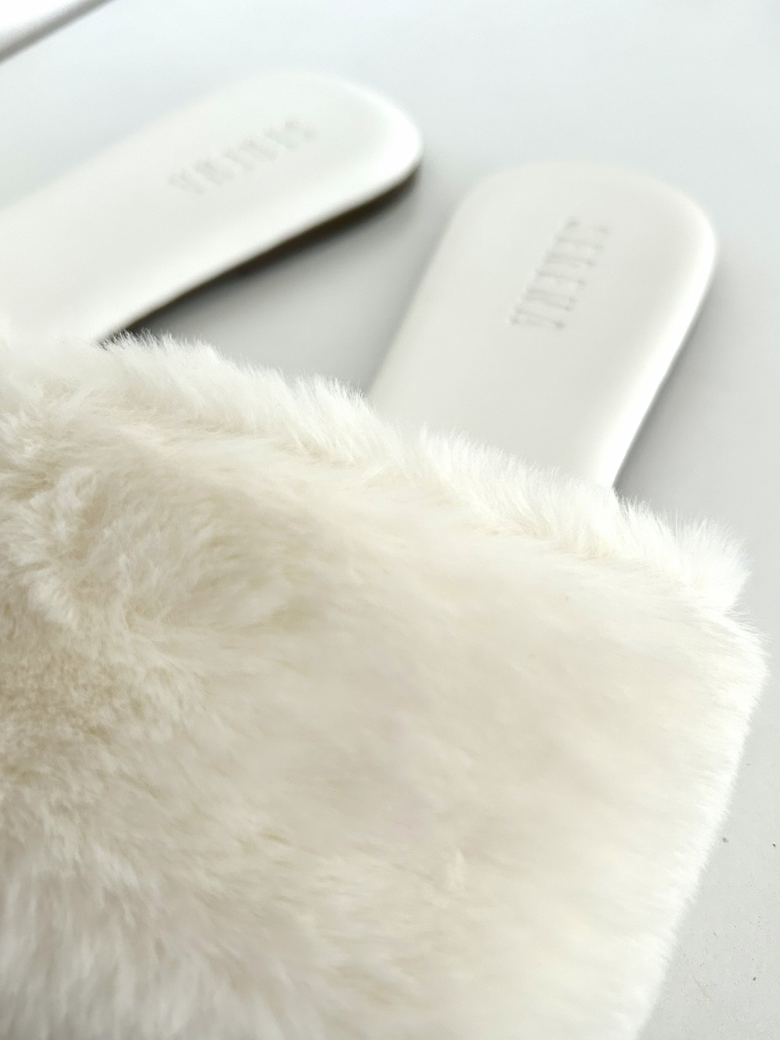 Pantufa de Pelúcia Off White Serena Wear