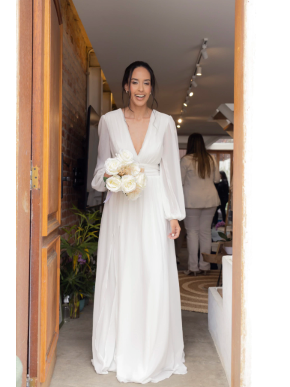 Vestido com Decote V e Mangas Longas  Longo  Off White Serena Wear