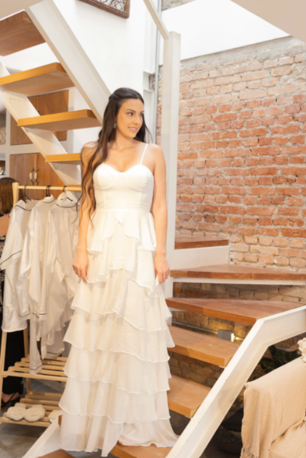 Vestido com Decote Coração e Saia de Babados  Off White Serena Wear