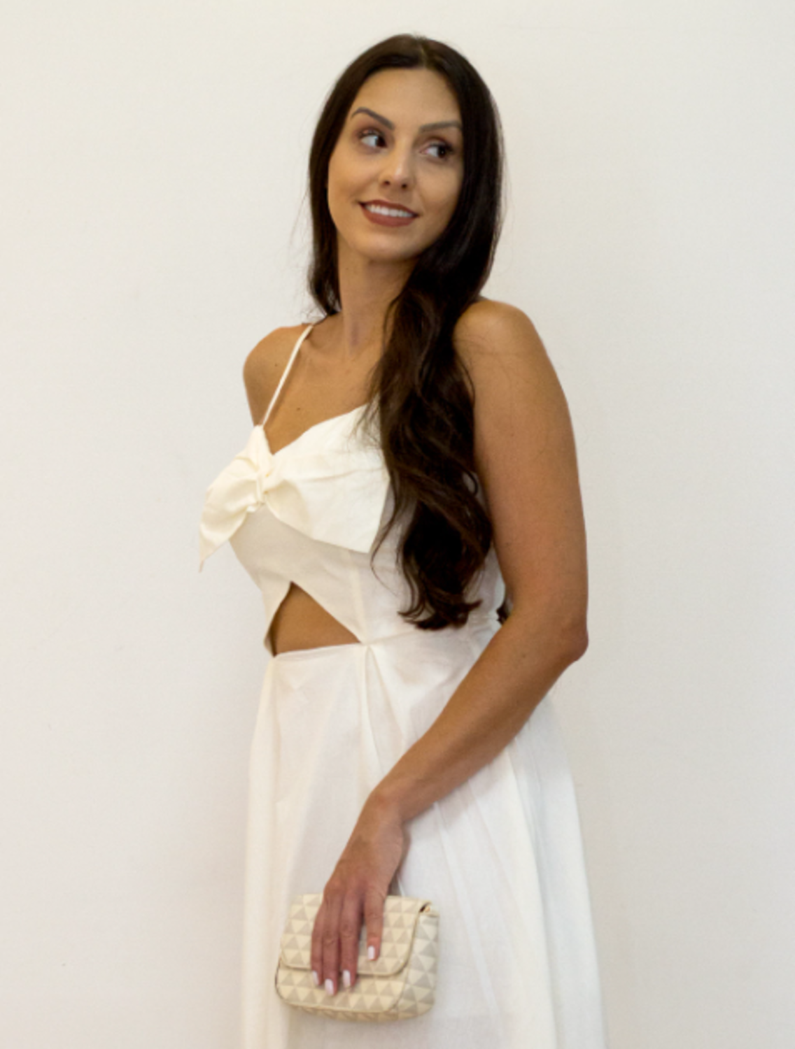 Vestido com detalhe em Laço no peito  Off White Midi Serena Wear