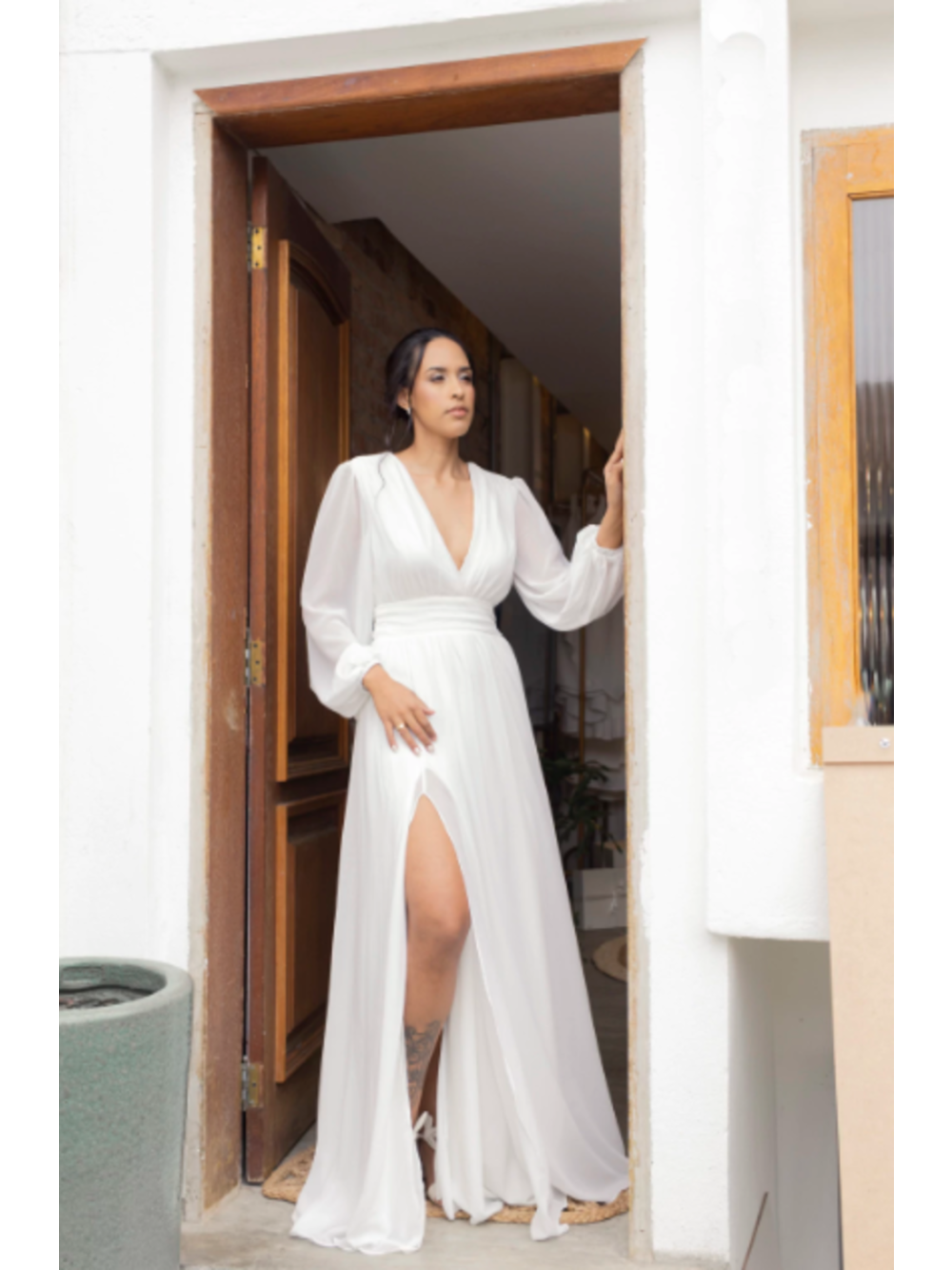 Vestido com Decote V e Mangas Longas  Longo  Off White Serena Wear