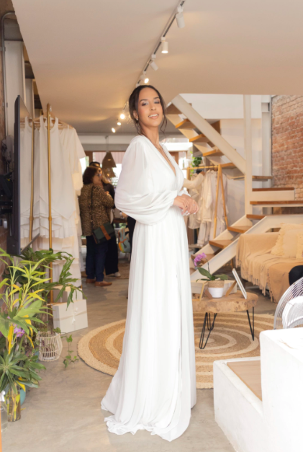 Vestido com Decote V e Mangas Longas  Longo  Off White Serena Wear