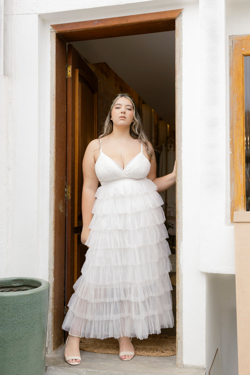 Vestido com Renda e Babados em Tule Midi Serena Wear
