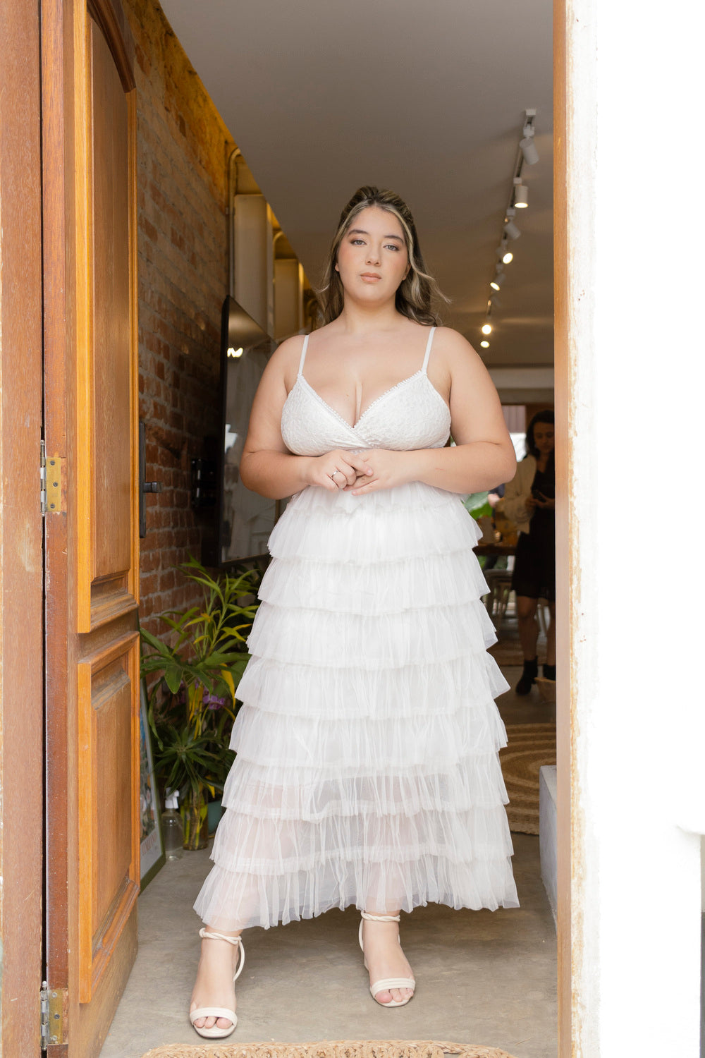 Vestido com Renda e Babados em Tule Midi Serena Wear