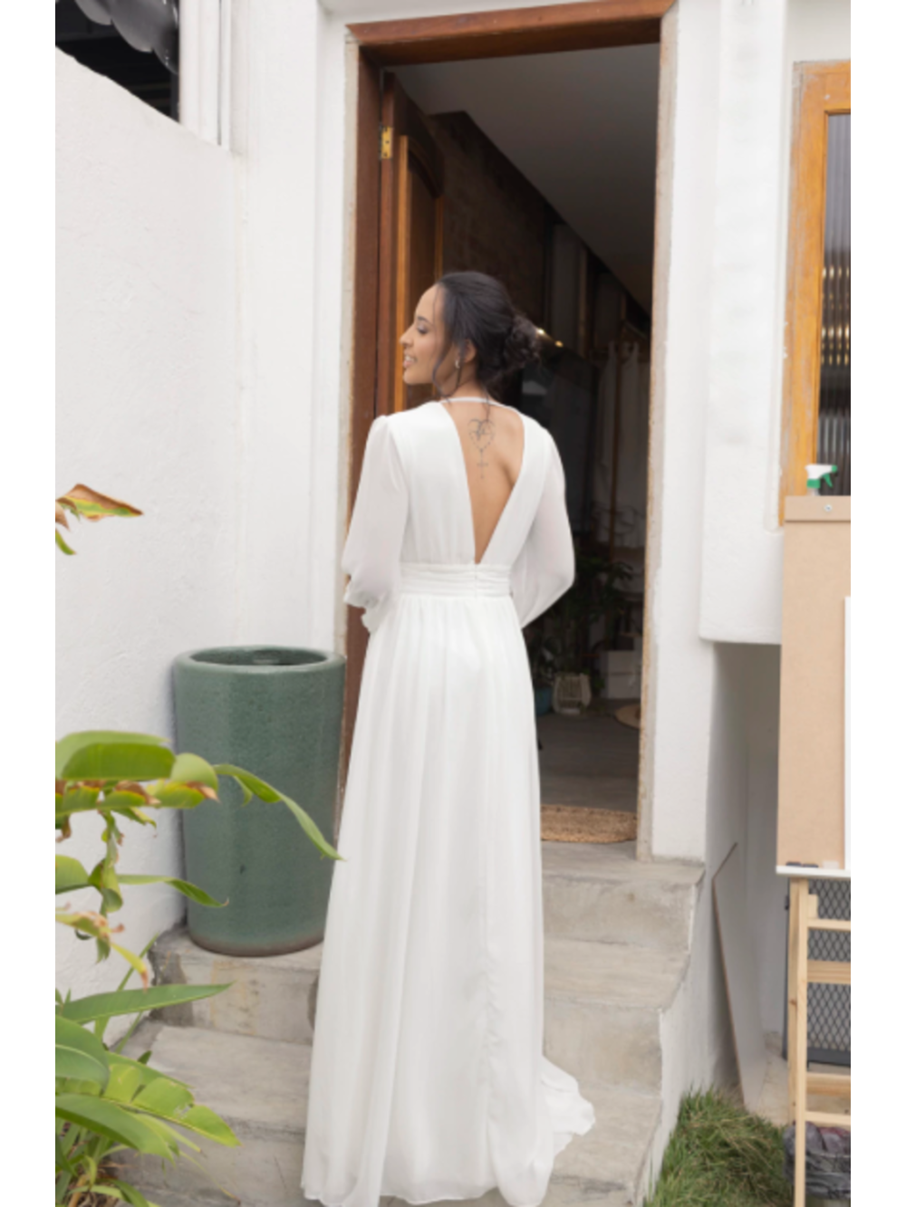 Vestido com Decote V e Mangas Longas  Longo  Off White Serena Wear