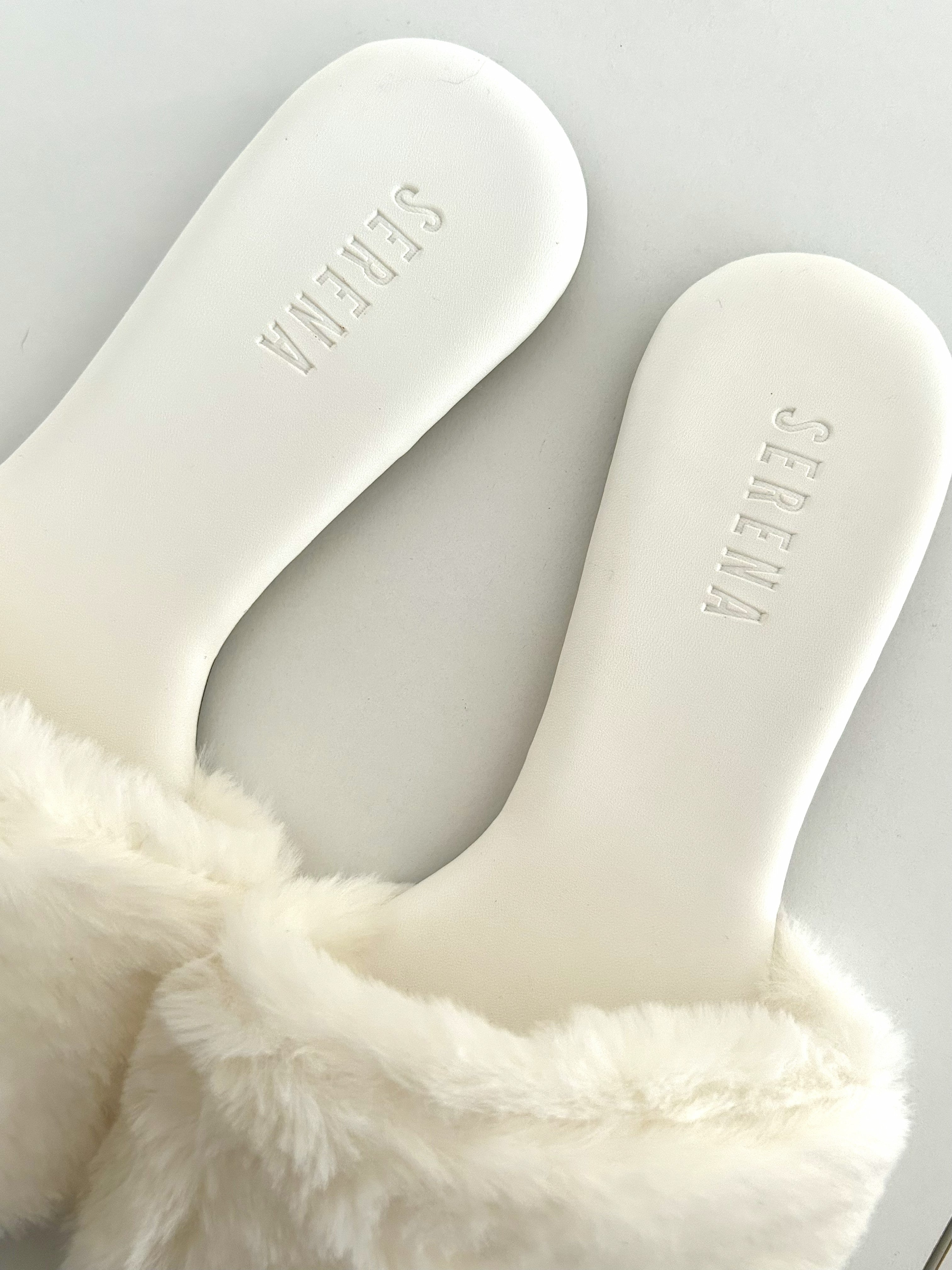 Pantufa de Pelúcia Off White Serena Wear