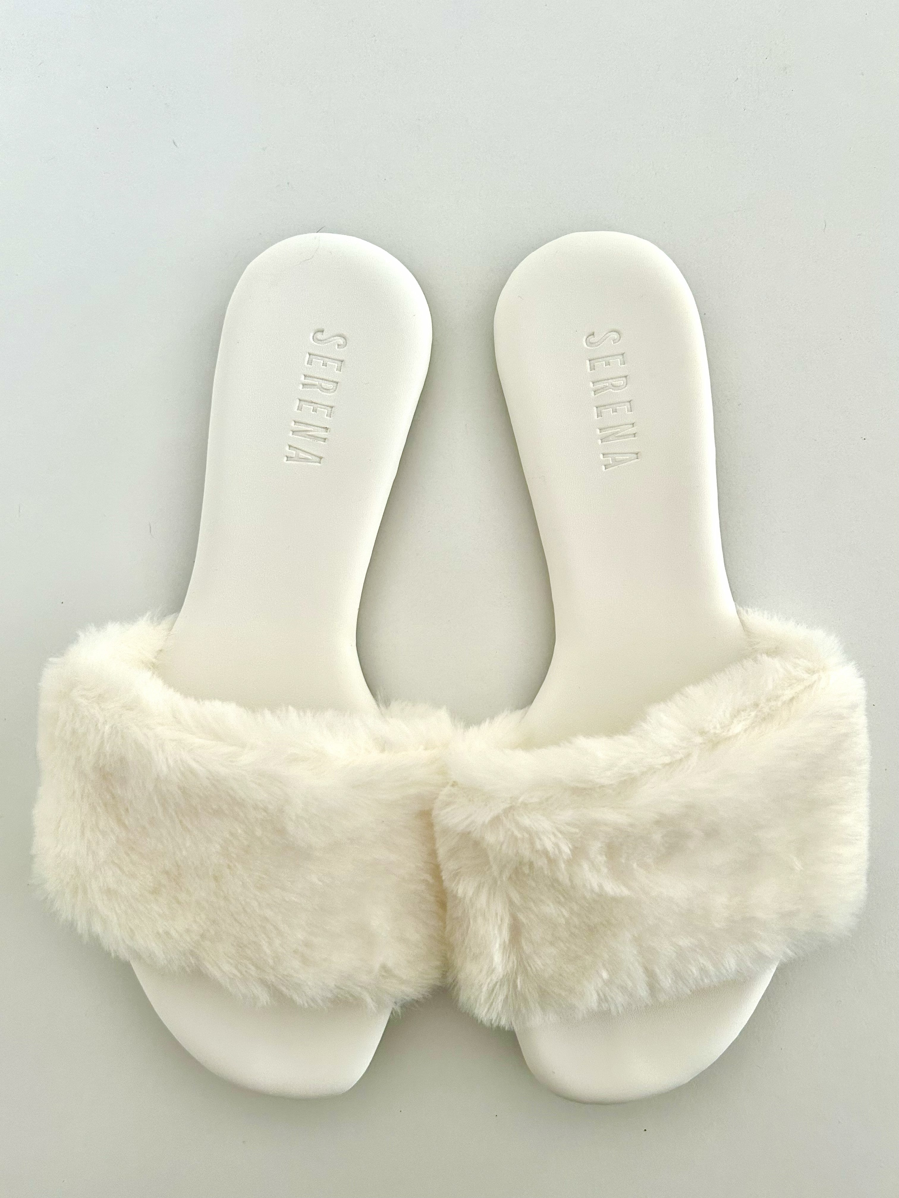 Pantufa de Pelúcia Off White Serena Wear