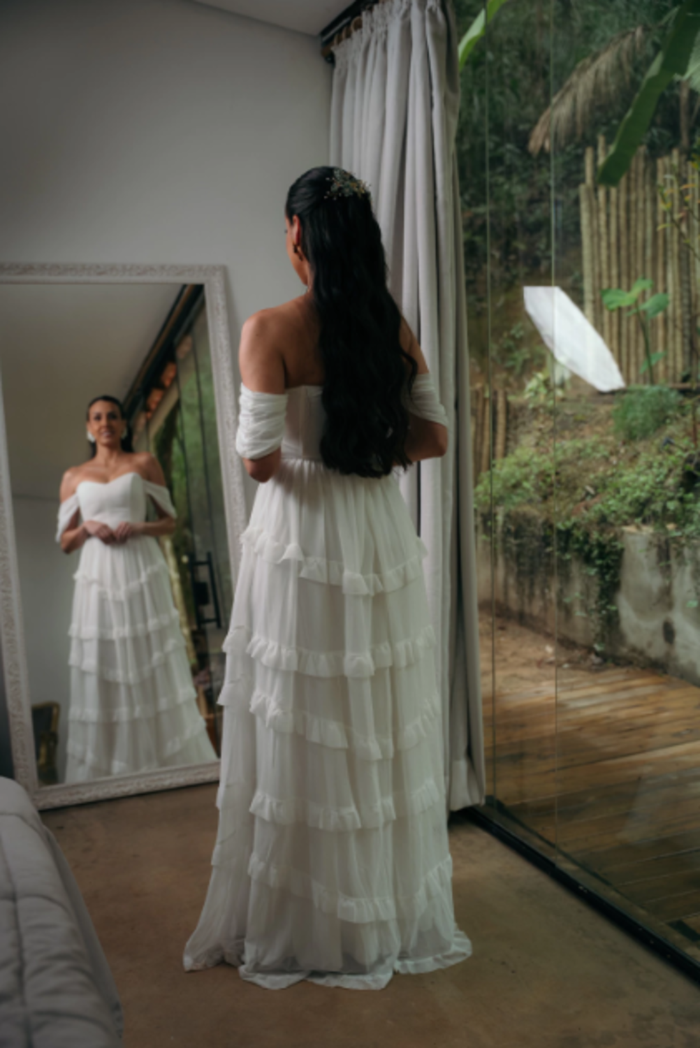 Vestido com Mangas Princesa e Saia com Babados  Off White Serena Wear