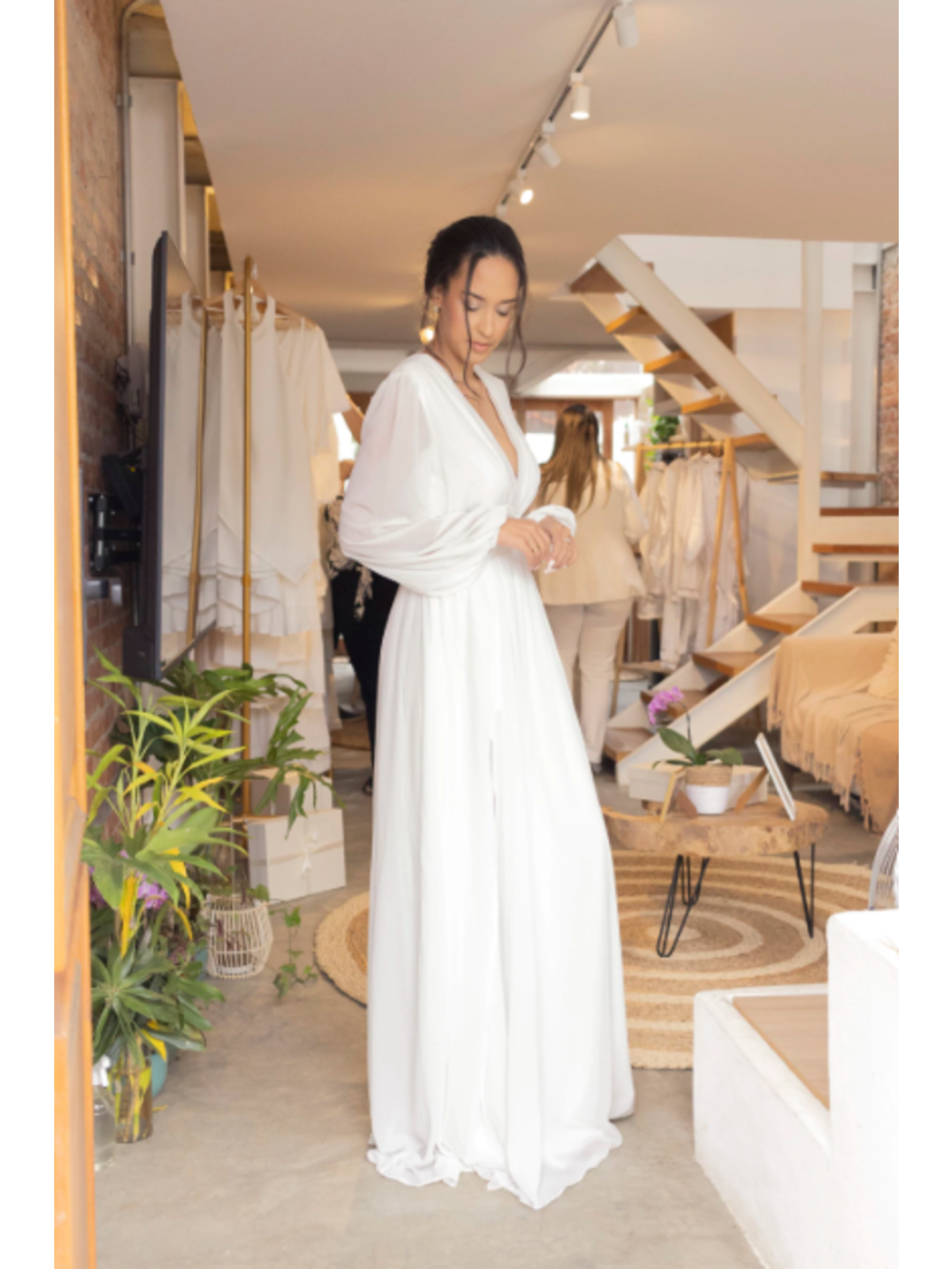 Vestido com Decote V e Mangas Longas  Longo  Off White Serena Wear