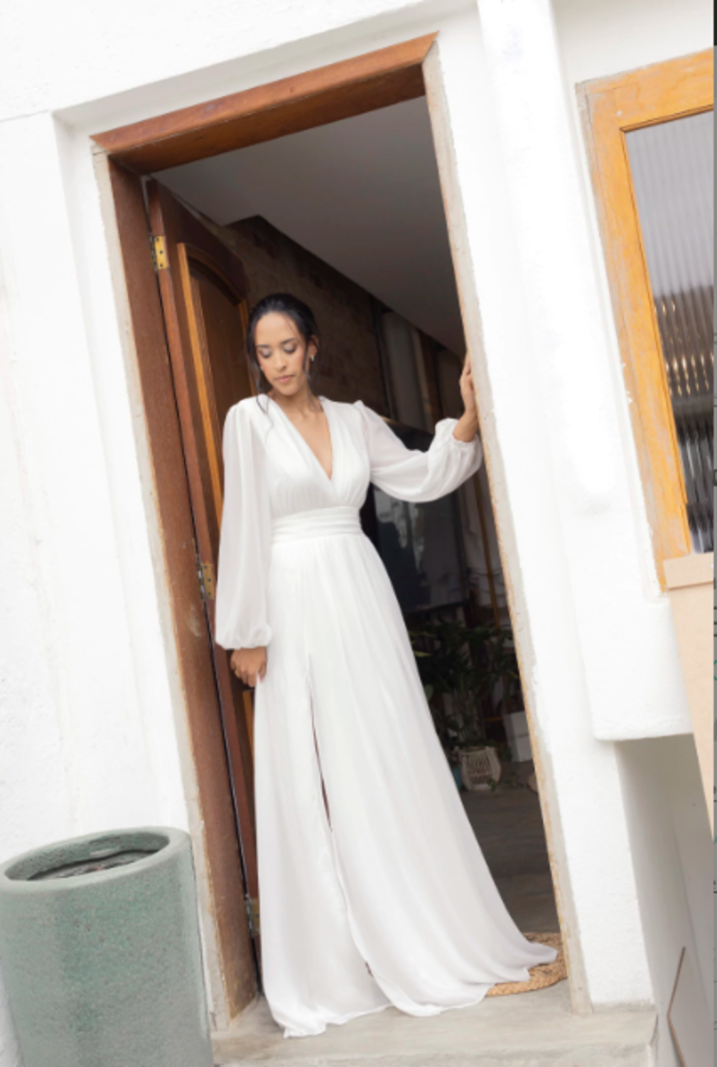 Vestido com Decote V e Mangas Longas  Longo  Off White Serena Wear