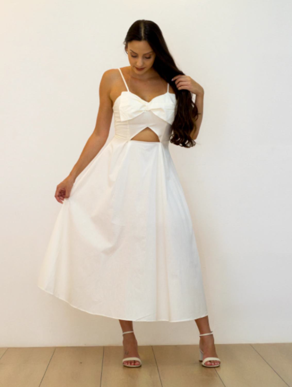 Vestido com detalhe em Laço no peito  Off White Midi Serena Wear