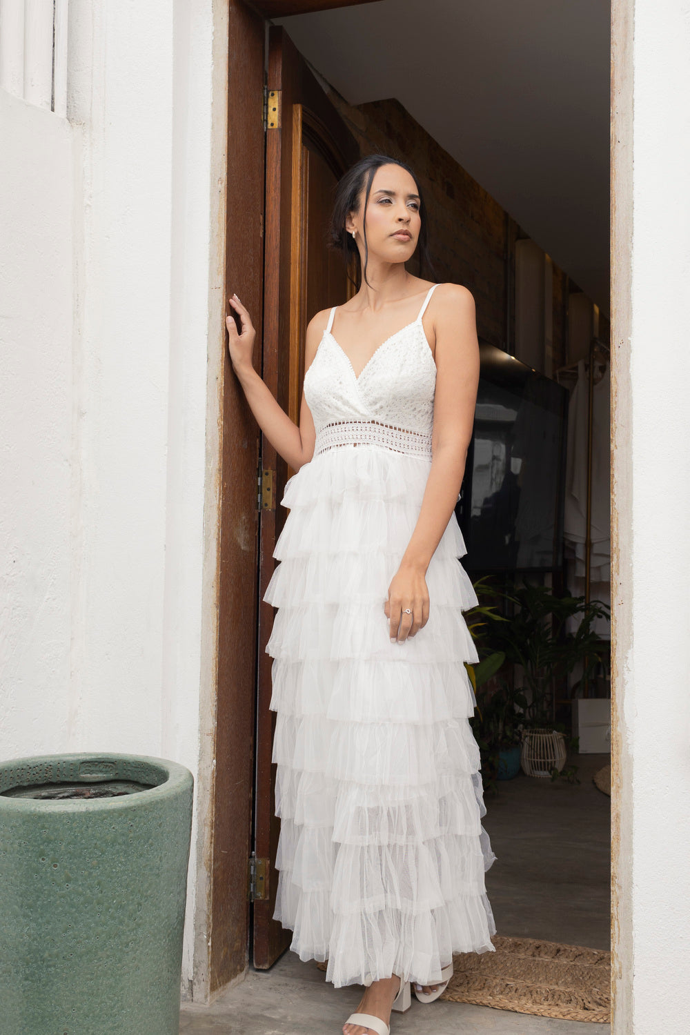 Vestido com Renda e Babados em Tule Midi Serena Wear