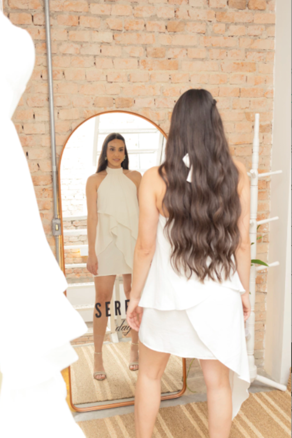 Vestido Civil Curto Frente Única com Babados  Off White Serena Wear