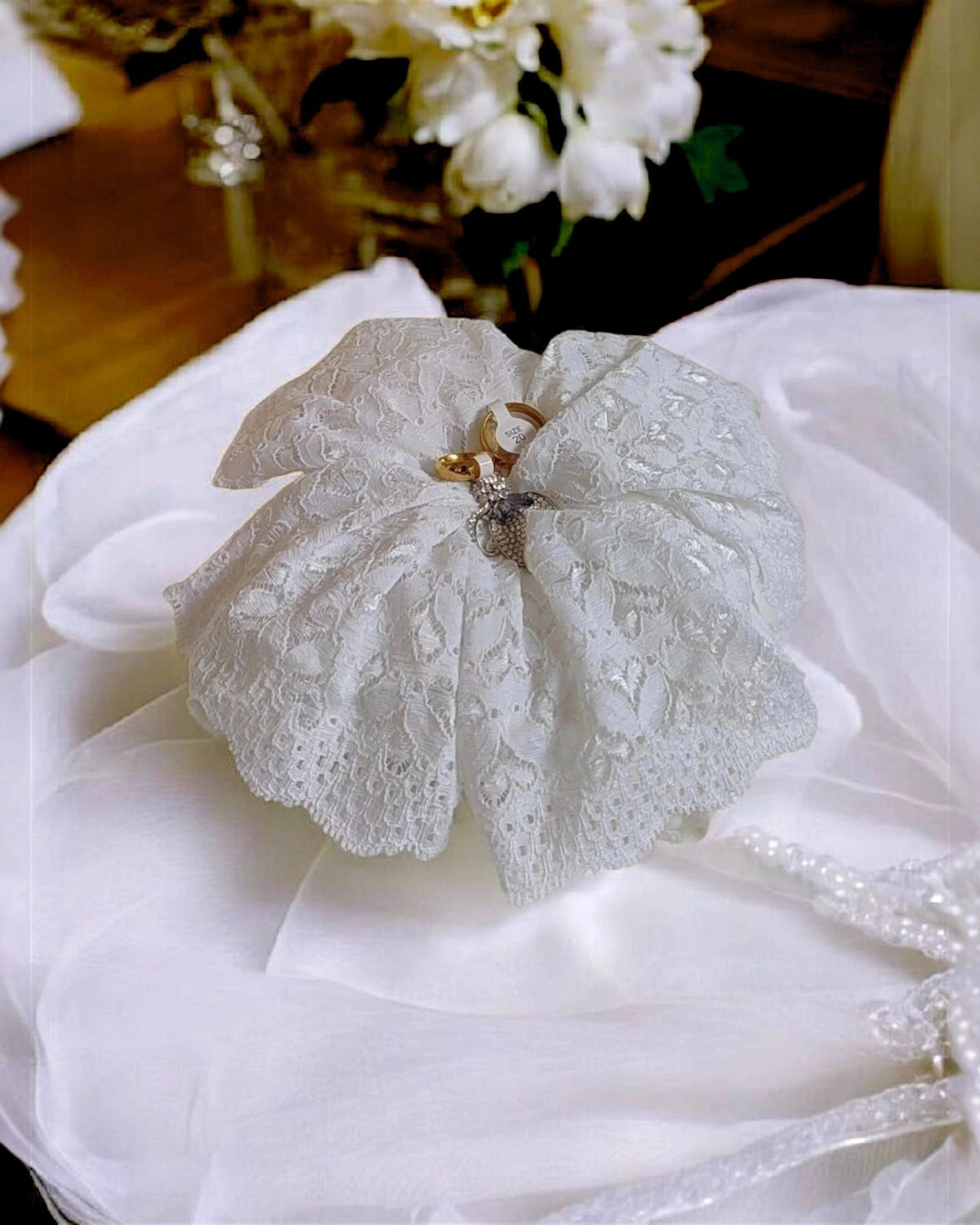 Porta Aliança em Almofada de Veludo Off White Zoe Realeza Acessórios