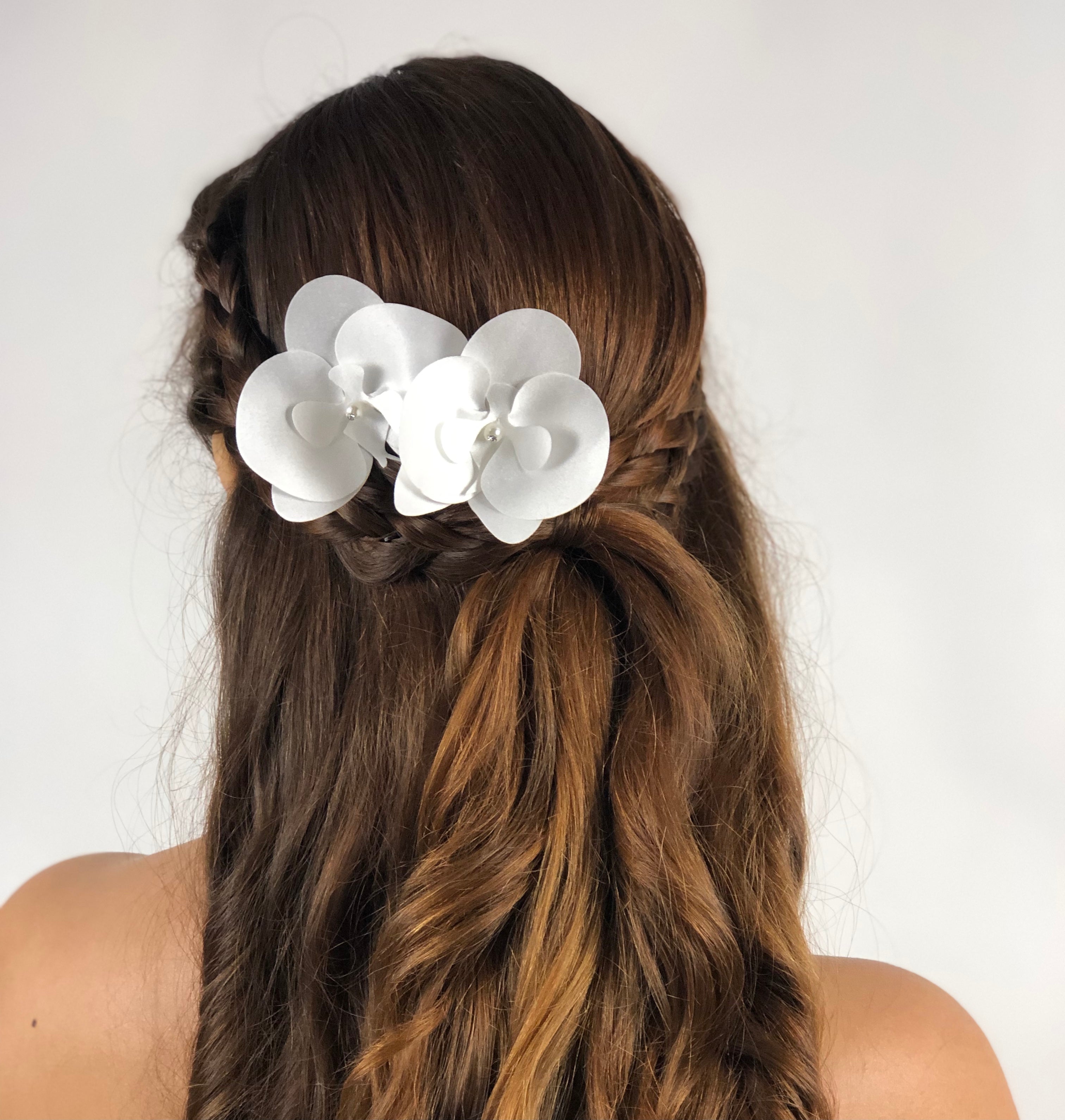Grampo Orquidea em Cetim Bucol Premium Off White Amália Duas Damas