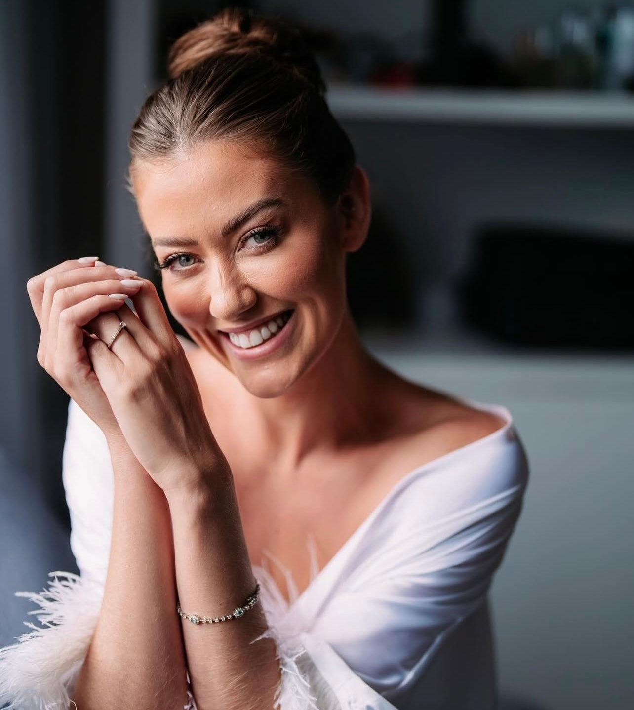 Robe para Noivas no Tecido Gloss com toque de seda e plumas Duas Damas Noivas